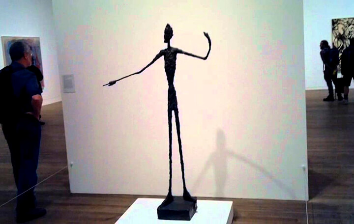 скульптура «Указывающий человек»